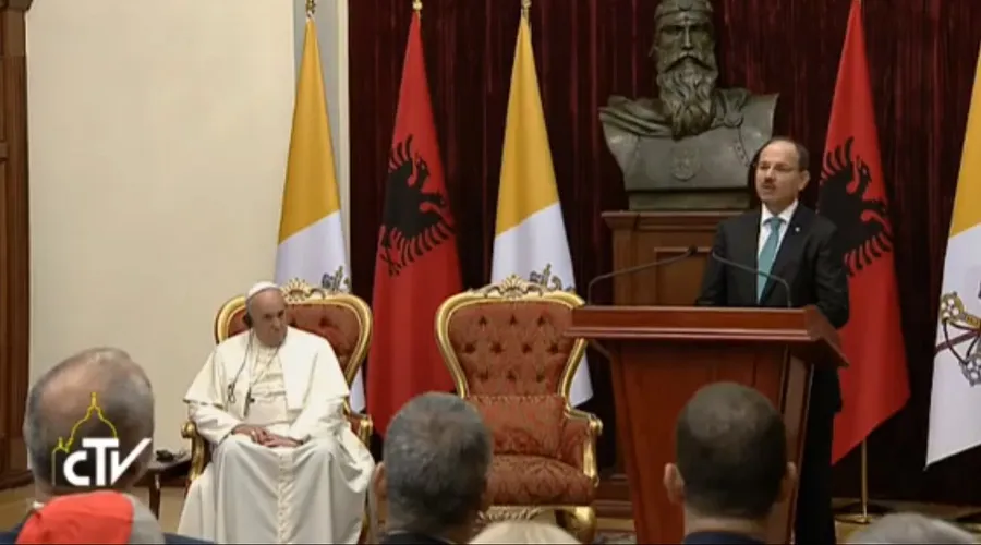 Presidente del Albania dirige unas palabras al Papa Francisco (Captura pantalla CTV)?w=200&h=150