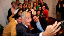 Marcelo Rebelo de Sousa se toma un selfie con voluntarios de la JMJ Lisboa 2023. Crédito: JMJ Lisboa 2023