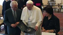 El Papa y el Presidente de Singapur durante el intercambio de regalos. Foto: Mary Shovlain / ACI Prensa