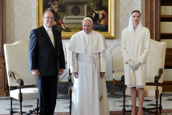 Este es el privilegio de las reinas y princesas católicas cuando visitan al Papa