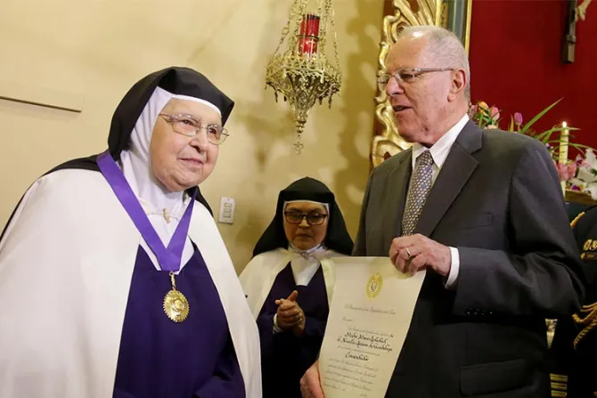Presidente del Perú condecora a religiosa de clausura guardiana del Señor de los Milagros