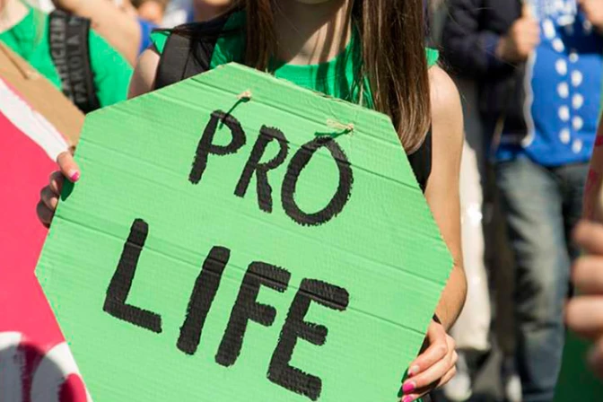 Golpean a estudiante provida en exteriores de Planned Parenthood [VIDEO]