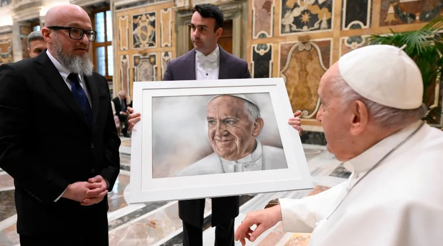 Miembros de “Pro Petri Sede” regalan un retrato al Papa Francisco. Crédito: Vatican Media ?w=200&h=150