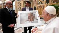 Miembros de “Pro Petri Sede” regalan un retrato al Papa Francisco. Crédito: Vatican Media 