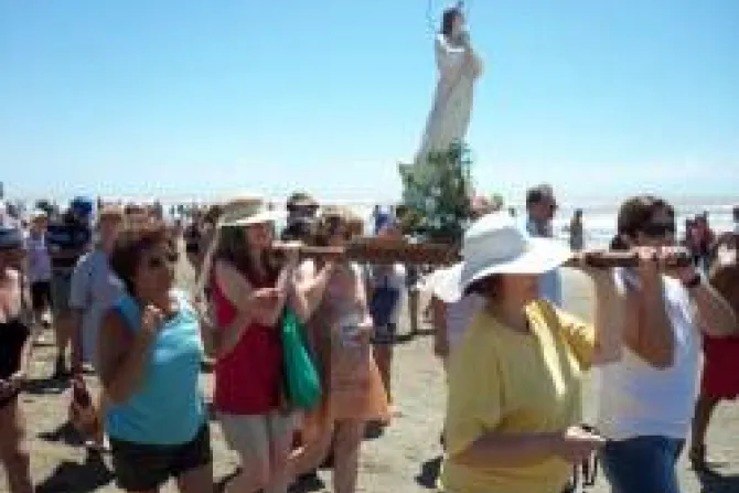 Turistas son animados a participar en procesión mariana junto al mar en Argentina