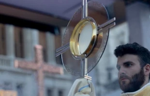 Procesiu00f3n eucaru00edstica tras la celebraciu00f3n de la Misa que presidiu00f3 el Cardenal Pu00e9ter Erdu0151. Cru00e9dito: Daniel Ibu00e1u00f1ez / ACI Prensa. 