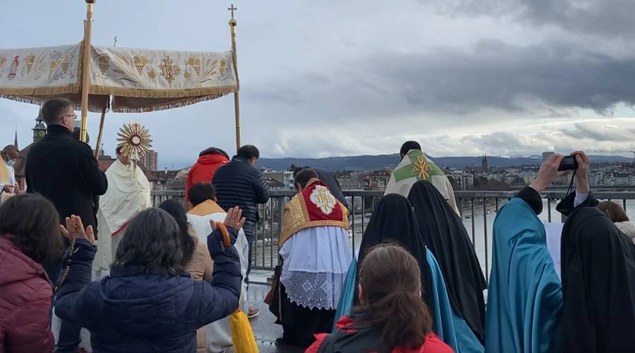 Procesión eucarística en Basilea, Suiza, el 5 de diciembre de 2021. Crédito: Cortesía de Misión Ruah.?w=200&h=150