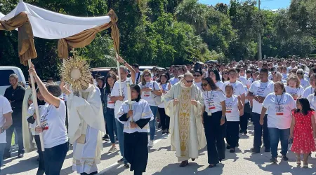 Con gran procesión eucarística, católicos hispanos celebran encuentro en EEUU