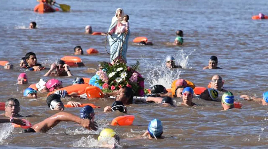 Estos fieles realizaron una procesión a nado en honor a San Nicolás [FOTOS]