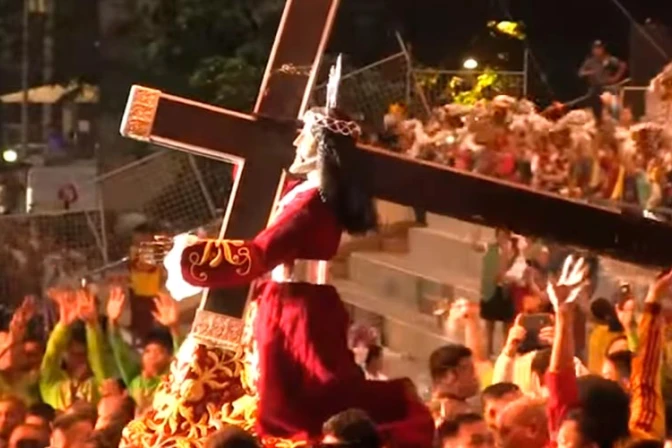 VIDEO: 1,5 millones de católicos celebran al Nazareno Negro en Filipinas