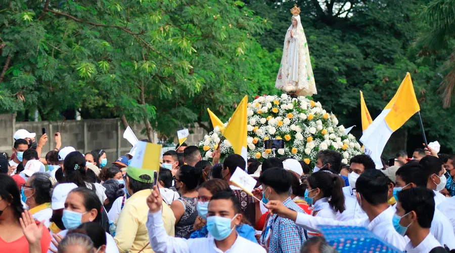 La breve procesión de la Virgen de Fátima en el atrio de la Catedral de Managua. Crédito: Parroquia San Judas Tadeo Mga