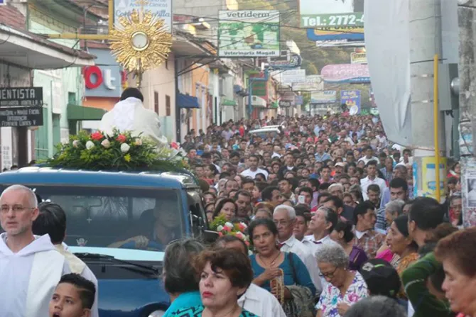 FOTOS: Multitud en Nicaragua inicia 2017 con procesión eucarística 
