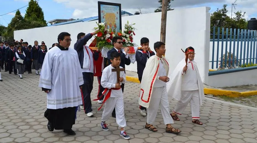 Procesión del Instituto Padre Juan Díaz en agradecimiento por canonización de los NIños Mártires de Tlaxcala / Foto: Facebook Instituto Padre Juan Díaz