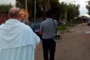 Sacerdote realiza procesión con Santísimo Sacramento para bendecir a vecinos [FOTOS]