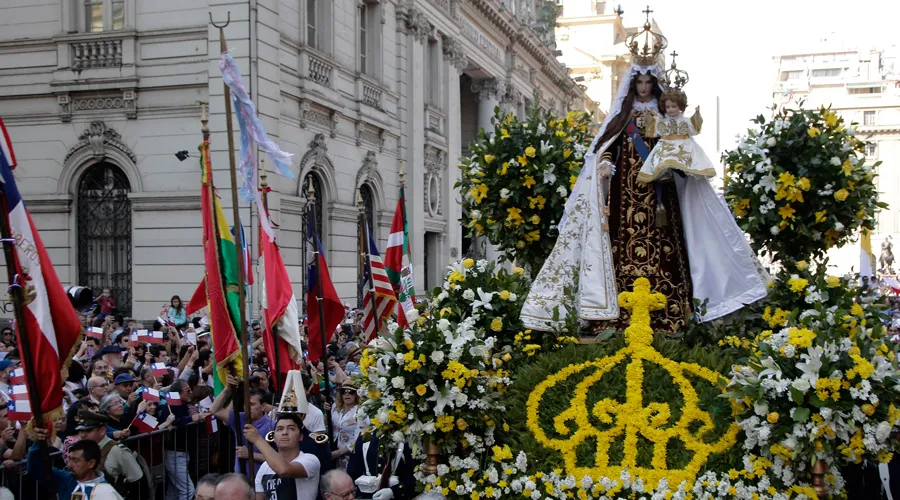 Procesión con la imagen de la Virgen del Carmen / Crédito: Comunicaciones Arzobispado de Santiago de Chile?w=200&h=150