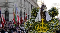 Procesión con la imagen de la Virgen del Carmen / Crédito: Comunicaciones Arzobispado de Santiago de Chile