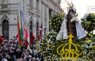 Procesión con la imagen de la Virgen del Carmen / Crédito: Comunicaciones Arzobispado de Santiago de Chile 