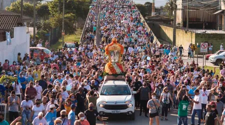 Más de 50 mil devotos participan en procesión en honor a la Virgen del Rocío