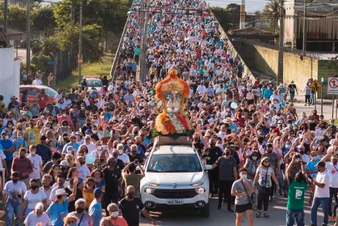 Más de 50 mil devotos participan en procesión en honor a la Virgen del Rocío