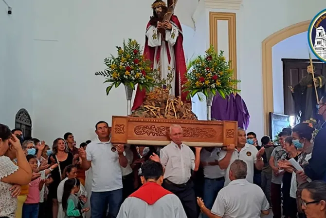 Católicos de Nicaragua celebran procesiones de Viernes Santo dentro de las iglesias