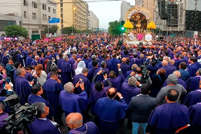 En procesión del Señor de los Milagros rinden homenaje a fallecidos en pandemia