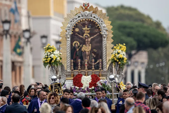 El Papa saluda a la procesión del Señor de los Milagros en Roma