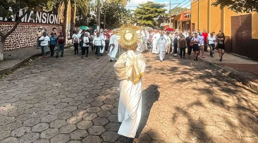 El vicario de la arquidiócesis lleva el Santísimo en procesión por las calles de Santa Cruz. Crédito: Arquidiócesis de Santa Cruz?w=200&h=150