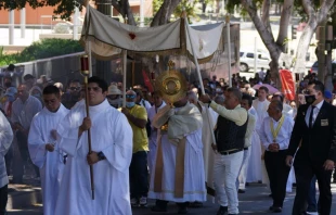 Procesiu00f3n eucaru00edstica en Los u00c1ngeles en 2022. Cru00e9dito: Archdiocese of Los Angeles 