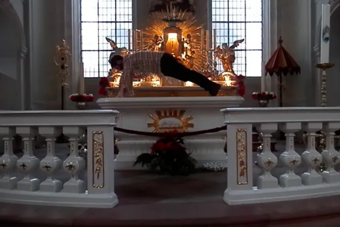 VIDEO: Multan a artista por “hacer ejercicios” sobre altar de iglesia católica en Alemania