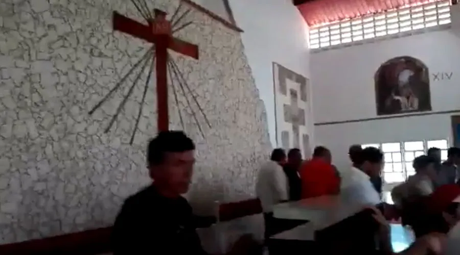 Venezuela: Grupos armados profanan Santísimo en Misa con niños de Primera Comunión [VIDEOS]