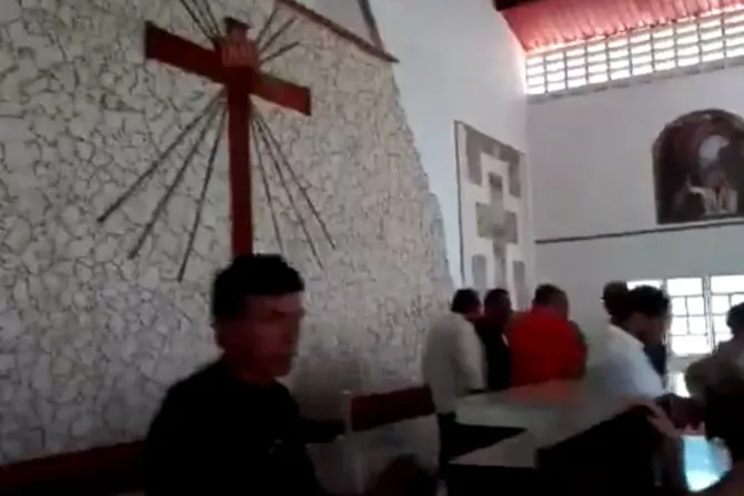 Venezuela: Grupos armados profanan Santísimo en Misa con niños de Primera Comunión [VIDEOS]