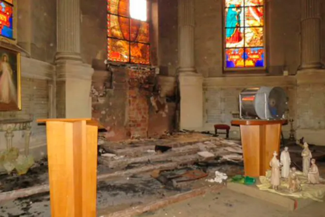 Domingo de odio en Francia: Eucaristía profanada, iglesias incendiadas y cruz derribada