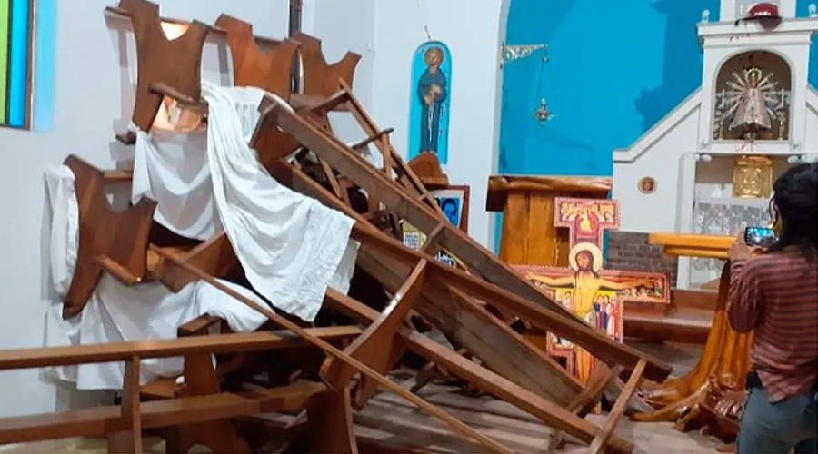 Mapuches profanan la Eucaristía, golpean a sacerdote y hacen destrozos en iglesia católica