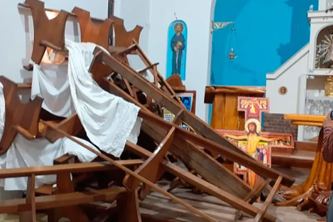 Mapuches profanan la Eucaristía, golpean a sacerdote y hacen destrozos en iglesia católica