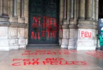 Fachada profanada del templo. Foto: Twitter / @Charles_Millon