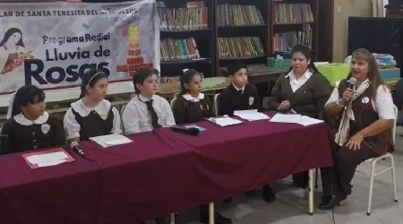 Niños y jóvenes homenajean a Santa Teresita con un programa de radio escolar