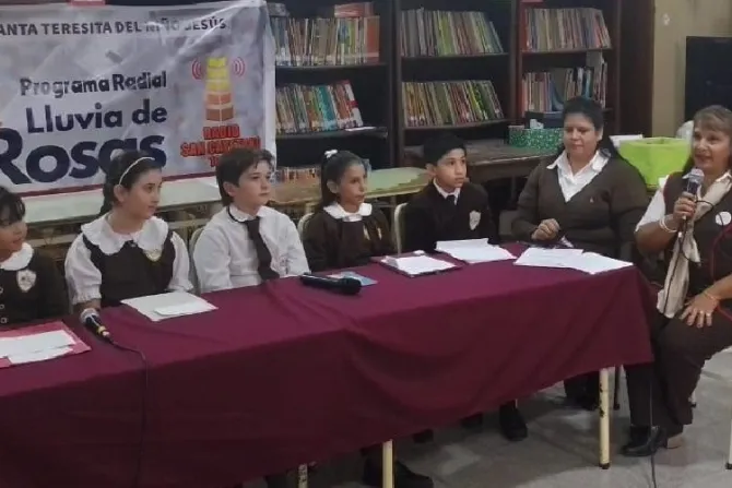 Niños y jóvenes homenajean a Santa Teresita con un programa de radio escolar