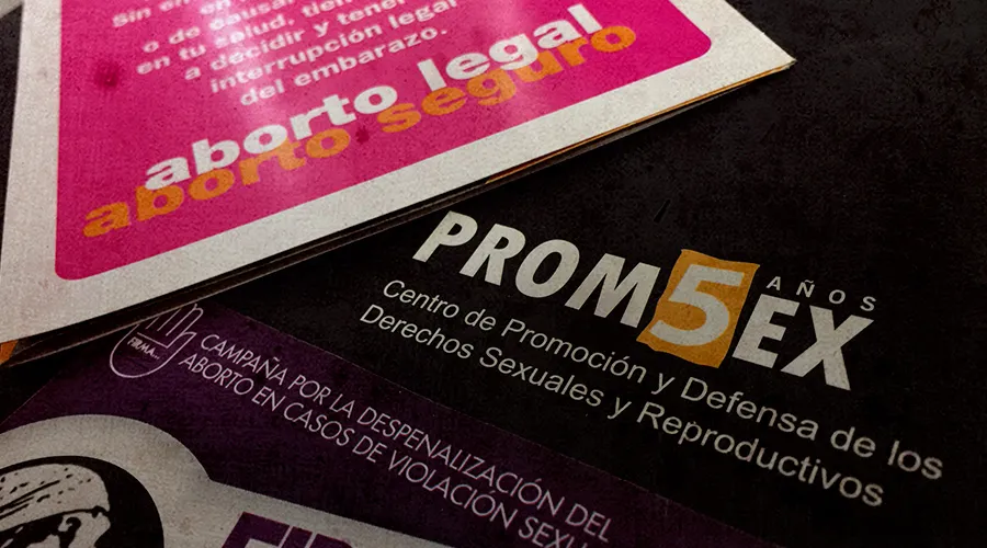 Folletos de Promsex promoviendo "aborto legal" y campaña de despenalización de aborto en casos de violación. Foto: Archivo / ACI Prensa.