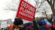 Pancarta pidiendo "desfinanciar a Planned Parenthood" en Marcha por la Vida 2013 de Estados Unidos. Foto: Flickr American Life League (CC-BY-NC-2.0)