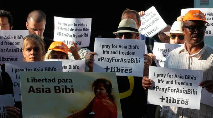 Manifestación por la libertad de Asia Bibi el 22 de julio, frente a embajada de Pakistán en Madrid (España). Foto: HazteOír.org (CC-BY-SA-2.0)