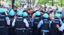 Imagen referencial / Policía corta paso de manifestantes en Chicago el 30 de mayo. Crédito: Twitter oficial / Departamento de Policía de Chicago.