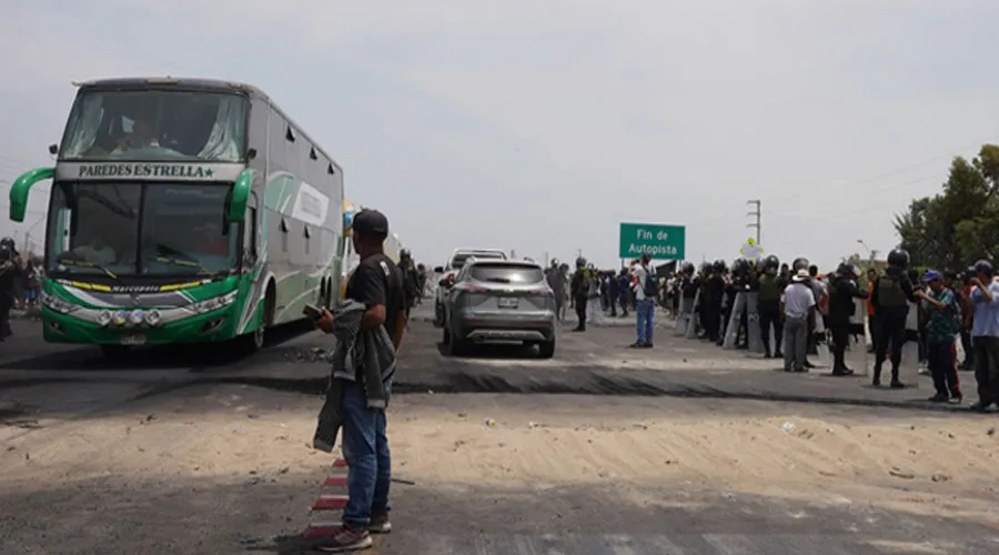La policía ayuda a desbloquear una carretera en Perú. Crédito: ANDINA / Genry Bautista?w=200&h=150
