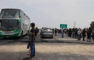 La policu00eda ayuda a desbloquear una carretera en Peru00fa. Cru00e9dito: ANDINA / Genry Bautista 
