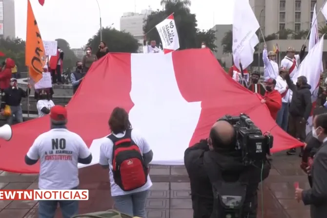 Obispos piden “transición política” para salir de crisis en el Perú