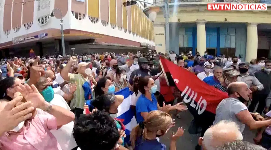 Pintan “Cuba Libre” ante embajada cubana en EEUU en apoyo a protestas en la isla