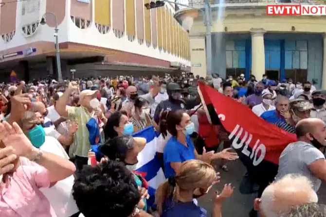 Pintan “Cuba Libre” ante embajada cubana en EEUU en apoyo a protestas en la isla