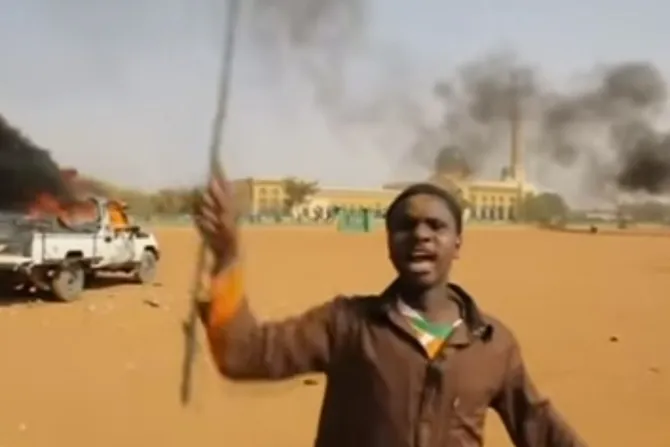 Musulmanes queman iglesias en Níger por caricaturas de Charlie Hebdo