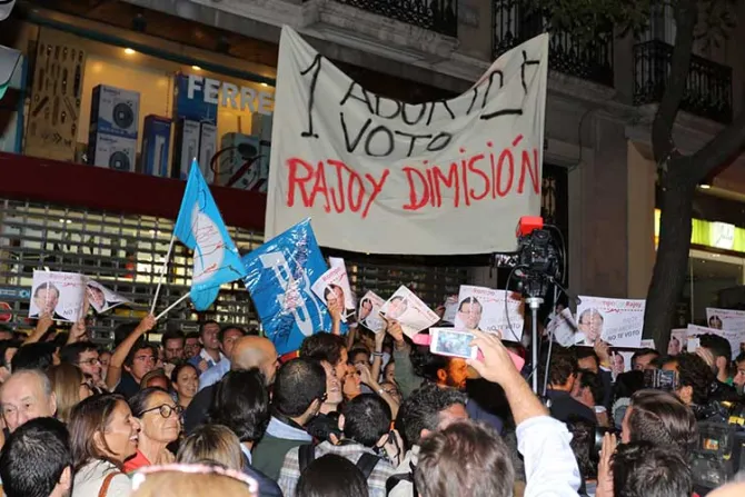 España: Pro-vidas protestan ante sedes del partido de gobierno tras retiro de reforma de la ley del aborto