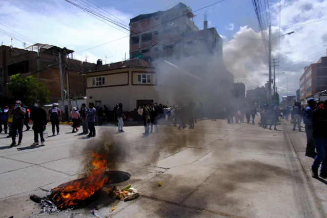 Obispos condenan violencia que dejó 17 muertos en Perú y llaman a la paz