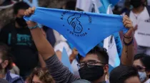 Joven levanta el pañuelo celeste en marcha A favor de la mujer y de la vida en Ciudad de México, el 3 de octubre de 2021. Crédito: David Ramos / ACI Prensa.